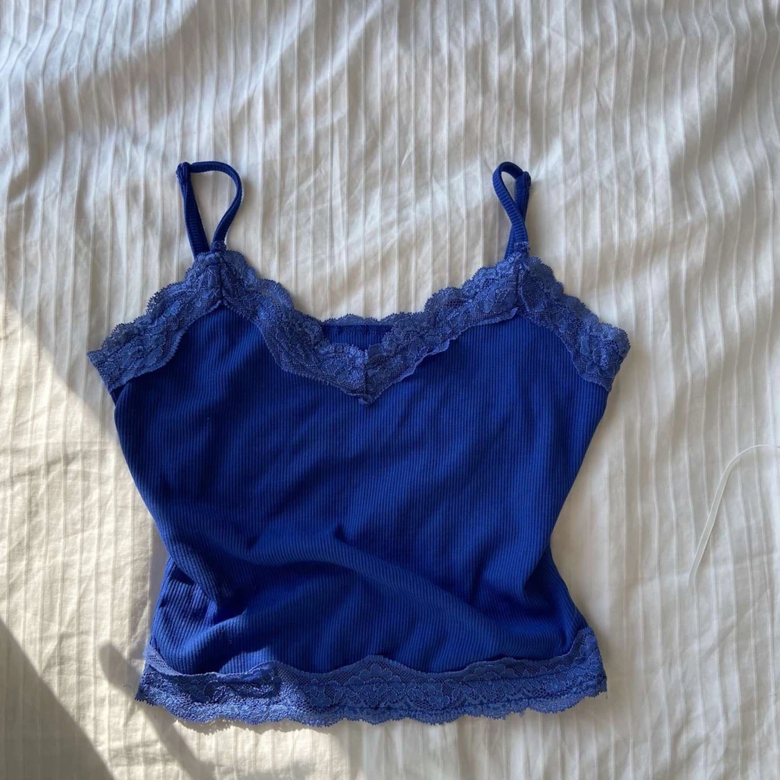 Blå ribbad linnetopp med spets