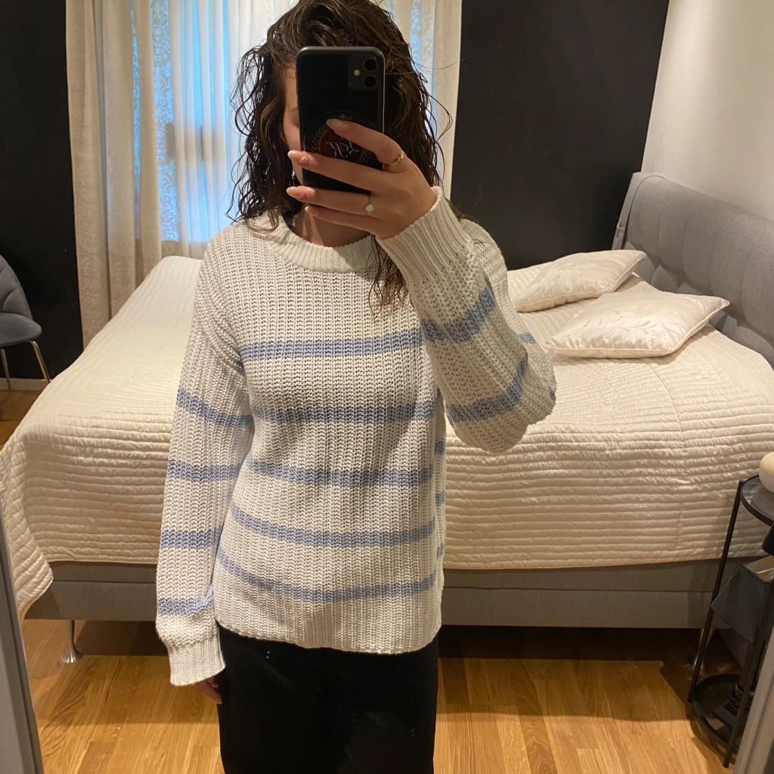 Vit stickad tröja med blå ränder - 1