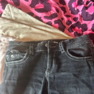 Low Waist bootcut jeans - LOW WAIST bootcut jeans från gina tricot, använda bara ett par gånger, nyskick! Kom privat för mera bilder!