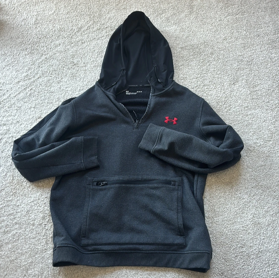 Mörkgrå hoodie från Under Armour