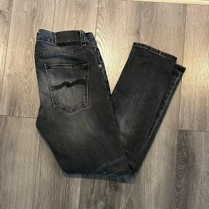 Nudie Jeans Herr - Säljer dessa stilrena Nudie Jeans i storlek w31 L30, riktigt fina, både fin färg och modell. Skriv gärna vid intresse!