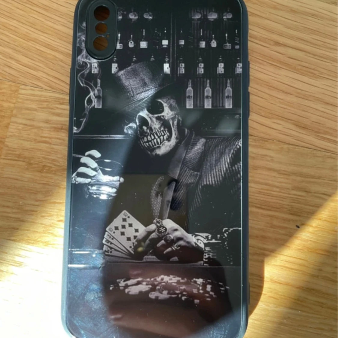Svart mobilskal med dödskallemotiv