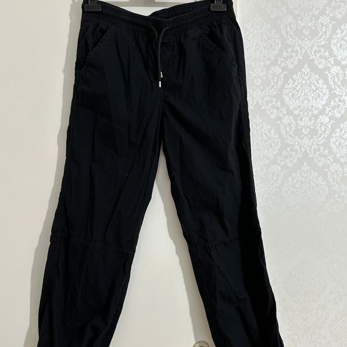 Svarta cargopants med dragsko