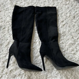 Höga klackar - Säljer dessa tjusiga klackar! Använd fåtal gånger, perfekt för utgång😍🫶🏼 Stl 37