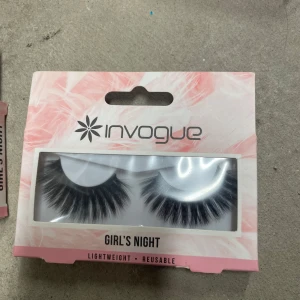 Invogue lösögonfransar Girl's Night - Säljer ett par svarta, fluffiga lösögonfransar från Invogue i modellen Girl's Night. Fransarna är lätta och återanvändbara, perfekta för att ge extra volym och dramatik till din look.