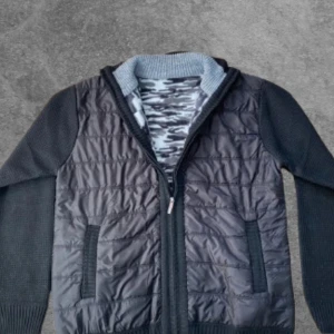Stickad cardigan -  Stickad cardigan med foder inuti. Storlek M-L. Fint skick. Skriv om ni har frågor!