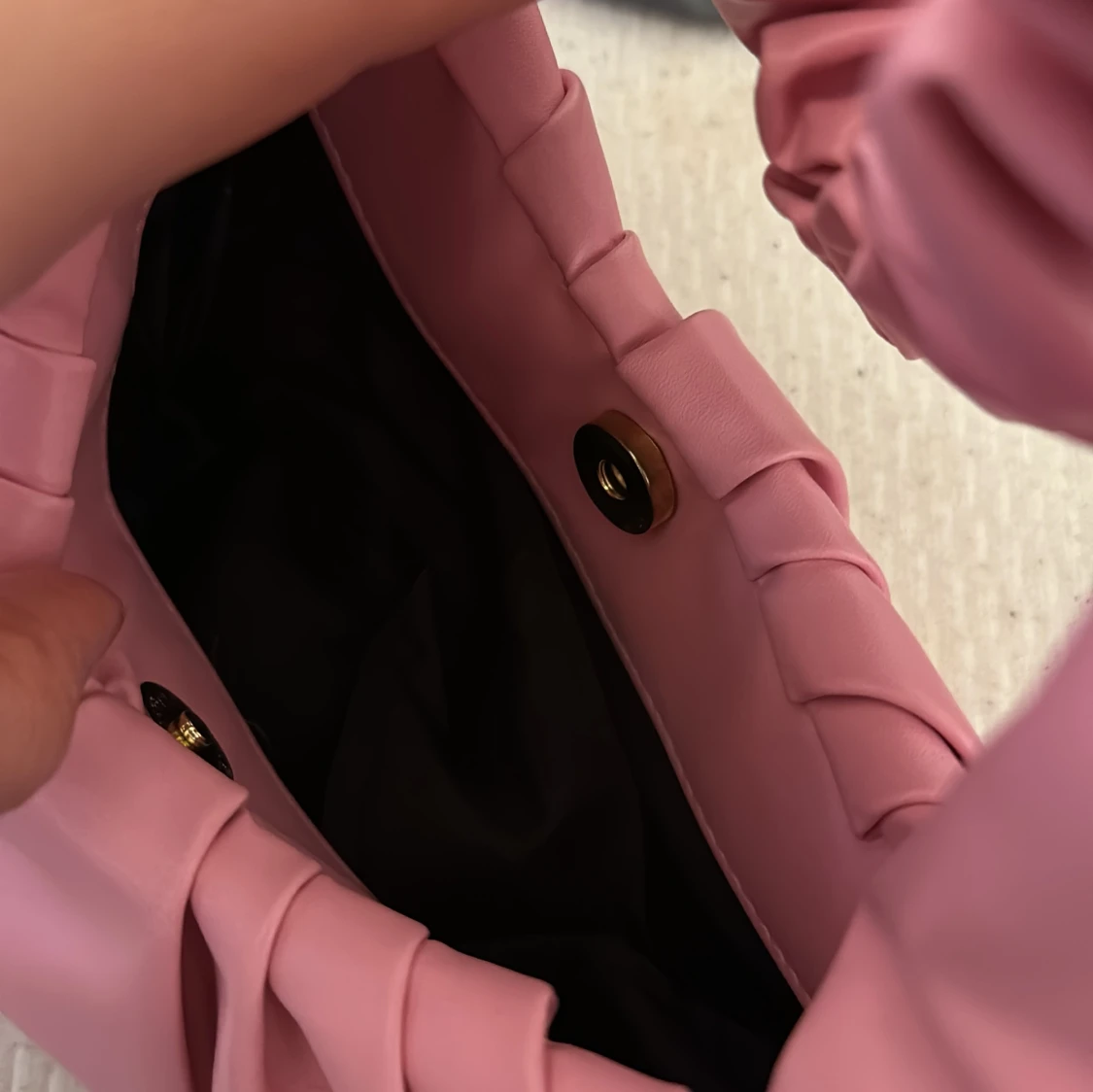 Rosa axelväska med scrunchie-handtag - 2