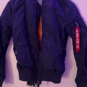 Blå bomberjacka från Alpha Industries - Bomber jacka från Alpha industries i mörkblå