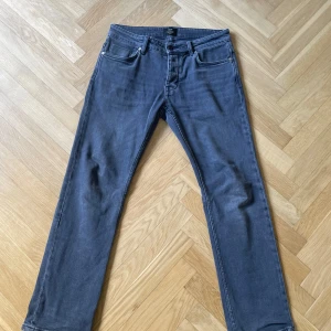 Neuw blå raka jeansbyxor - Säljer ett par klassiska blå jeansbyxor med raka ben och femficksmodell från Neuw. Modellen Lou straight. Byxorna har normal passform och stängs med dragkedja och knapp. Perfekta till vardags och enkla att matcha med olika stilar.