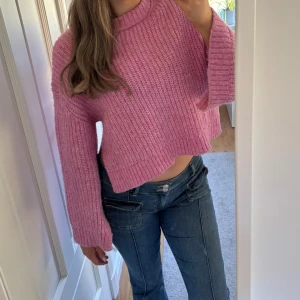 Rosa stickad tröja - Snygg stickad tröja i en fin rosa färg. Lös/bred passform. Nypris 360 kr💕