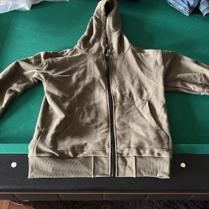 Olivgrön hoodie från stone Island  - Hej säljer denna tröja för att den inte passar och den är helt ny. Hör av er vid intresse. Tröjan sitter väldigt stort för att vara M 