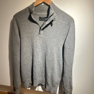 100% Kashmir Halfzip - Säljer en stilren grå tröja i 100% kashmir från Celio. Riktigt snygg nu till sommarn! Skicket är ganska schysst och materialet är skönt, enda nackdelen är lite mindre hål som uppstått av användningen. Syns bara om man tittar väldigt nära.