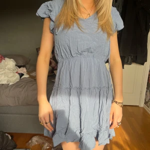 Ljusblå volangklänning med kort ärm - Ljusblå klänning med volangdetaljer och korta ärmar i storlek S!
