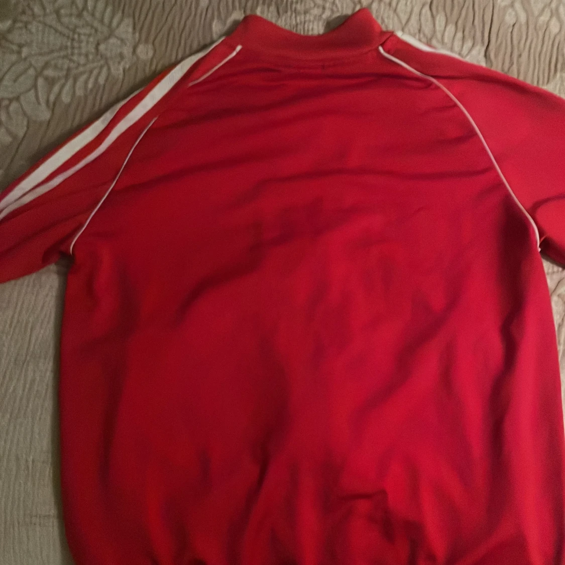 Röda Adidas mjukisbyxor med vita ränder - 4