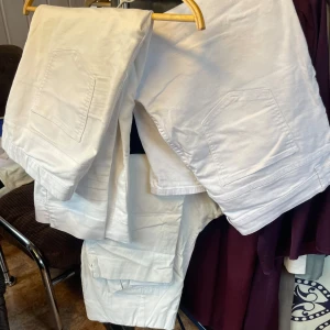 Tre par vita byxor från Holly & White, Xlnt och MyWear - 3st olika par i stl 50-52, varav ett par vita byxor från Holly & White by Lindex i stl 52. De andra byxorna är My Wear stl XL och Xlnt stl 50. Perfekta för en stilren look med en klassisk design. Byxorna har en rak passform och är tillverkade i ett bekvämt material som passar bra till både vardag och fest. Nypris var en bra bit över 3000kr, kanske t.o.m över 4000kr tillsammans.