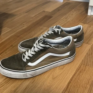 Vans - Skor i okej skick. Sköna. Lite grönare än på bild. Hör av dig vid frågor eller fler bilder. Pris kan diskuteras!