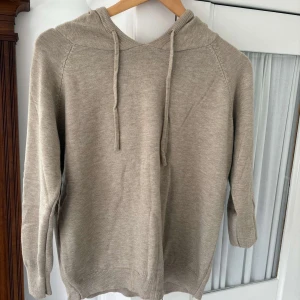 Kaschmir hoodie helt ny - Beige, grå och svart kaschmir hoodies som kom hem idag. Det visade sig att de var fel storlek så därför säljer vi dem. Verkligen super sköna i materialet!! 200 per eller 550 för alla!