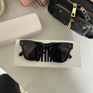 Svarta solglasögon från CHIMI - svarta solglasögon från CHIMI.  Inga tecken på användning förutom chimi märket på insidan av bågen. Kommer med orginal box och fodralet men inte dustbagen som de ligger i. Boxen är lite smutsig