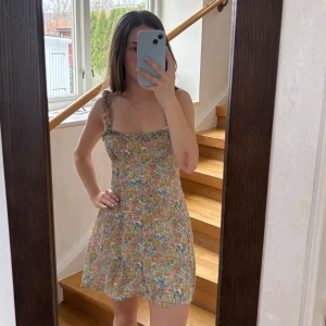 Zara sommarklänning  - Säljer min supersöta blommig kortklänning som är perfekt för sommaren!! Klänningen är från Zara och är använd fåtal gånger💕 Säljer då den blivit för liten för mig💕💕