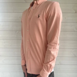 Ljusrosa Ralph Lauren skjorta  - Ljusrosa Ralph Lauren tröja| Skick: 9/10 Storlek:S Hör av er vid minsta fundering! 
