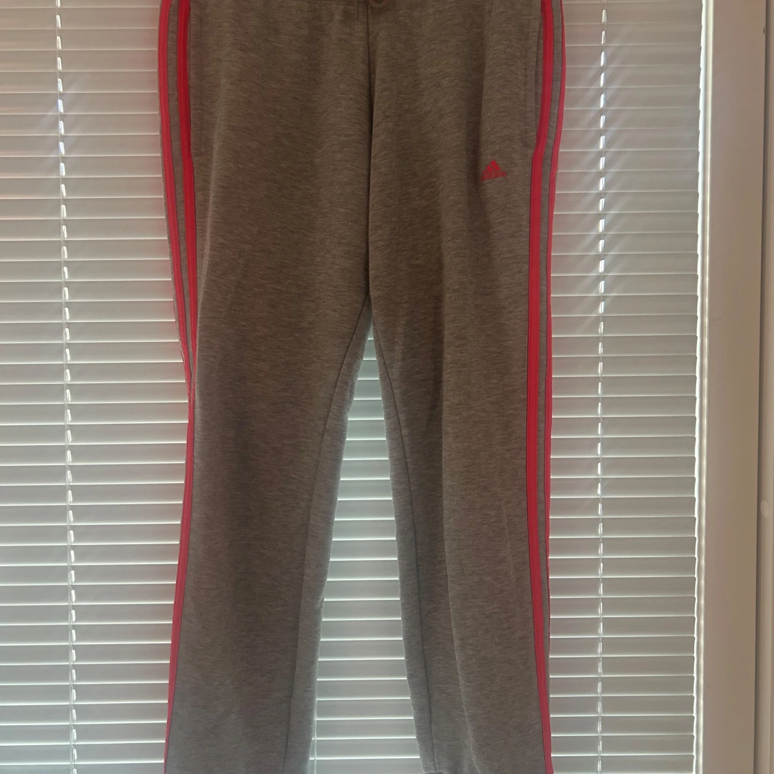 Grå mjukisbyxor från Adidas med rosa detaljer - 2