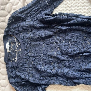 Mörkblå spetsblus från Samsøe Samsøe - Säljer en mörkblå långärmad spetsblus från Samsøe Samsøe.   