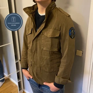 Zadig & Voltaire Field Jacket  - Säljer en brutalt snygg Zadig & Voltaire Field Jacket | Färg : Olivgrön | Storlek : M passar S | Nypris 5200kr. Skriv om du har en minsta fundering 💭 