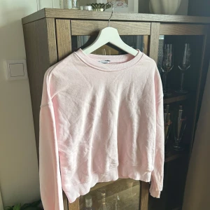 Ljusrosa sweatshirt från Chiquelle - Säljer en ljusrosa sweatshirt från Chiquelle. Tröjan har rund halsringning och långa ärmar. Perfekt för en avslappnad och trendig look. Mjuk och skön bomullskvalitet.