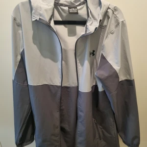 Under Armour jacka - Under Armour jacka med luva. Inga defekter vad jag kan se.