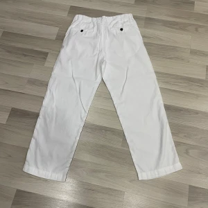 Vita linnebyxor  - Säljer ett par vita linnebyxor, perfekt för de varma dagarna som är påväg. De är lätta och luftiga, vilket gör dem riktigt sköna att bära. Vid minsta fundering kontakta oss ✔️