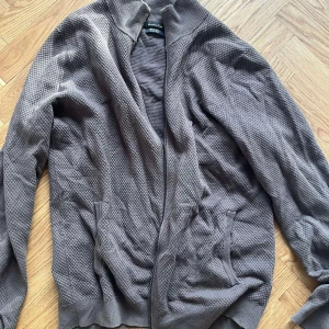 Brun cardigan jacka med dragkedja, Massimo Dutti - Brun cardigan från Massimo Dutti (ser mer grå ut på bild än i verkligheten).