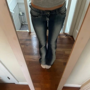 Blå bootcut jeans  - Blåa bootcut jeans från weekday. Nypris 400kr!Passar mig som har storlek S. Men är inte helt säker om det är w27 eller 28!
