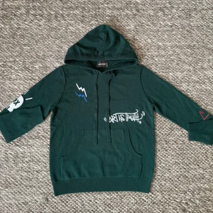 100 % kashmir Zadig & Voltarie hoodie - Säljer en mörkgrön hoodie från Zadig & Voltaire i 100% Kashmir med vita och röda broderade. Den här modellen är sjukt unik och sällsynt, går knappt och få tag på då dem inte tillverkas längre!  Kvitto finns såklart! Nypris ca 5500:~ mitt pris 2299:~! Våga höra av dig vid minsta lilla prisförslag eller fundering!