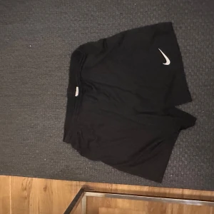 Svarta Nike Träningsshorts - Passar bra till träning eller sommar väldigt luftiga. Sitter som L