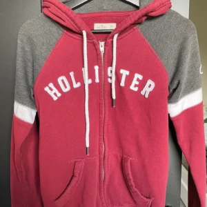 Röd/Grå Hollister zip up hoodie - Finns inga defekter, ser ny ut😇