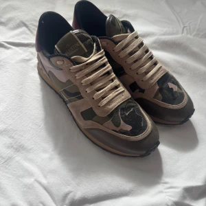 Valentino Rockrunner  - TJA! Säljer ett par riktigt snygga Valentino rockrunners! Rätt bra skick,7-8/10. Size 40 men sitter perfekt för mej som har 41! Skulle säga att dem sitter som 40,5 eu. Skriv vid fler funderingar! Digitalt kvitto finns✅