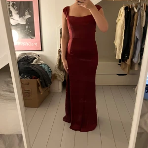 Vinröd balklänning  - Säljer min jätte fina vinröda balklänning! 