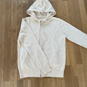 Kashmir/Merinoull Zip Hoodie - En riktigt stilren Kashmir/Merinoull Zip Hoodie i storlek M!🌟Skitsnygg beige färg! Perfekt tröja inför sommaren! Bara testad, aldrig använd! Hör av dig vid intresse eller minsta fundering😊