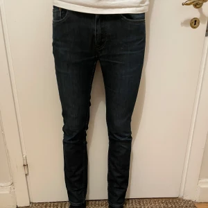 Acne Jeans - säljer ett par feta Acne Ace Comfort RW Jeans. Jeansen är i storlek W30 L32 men är ganska tighta i storleken, passar som W29. De är i mycket bra skick och har inga tydliga tecken på användning. Nu säljer jag dessa för endast 149 kr, inklusive fri frakt. Hör av er vid frågor och bud.