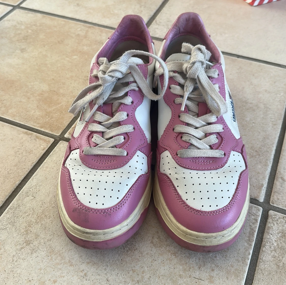 Vita och rosa sneakers från Autry  - 1