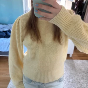 Gul stickad tröja från Monki - Säljer en ljusgul stickad tröja från Monki i storlek S. Jag har tidigare köpt tröjan på Sellpy, men vill du sälja vidare för att den inte har kommit till användning!💛💛