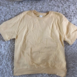 Gul hm tröja  -  Jättefin gul H&M tröja som tidigare köpt på Sellpy men inte kommit till användning. 🥰💛💛