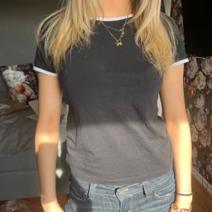 Svart t-shirt med vita detaljer - Svart t-shirt med vita detaljer i storlek xs från lager 157🥰