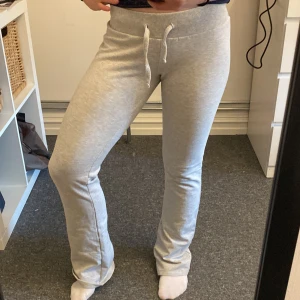 Grå mjukisbyxor  - Snygga grå mjukisbyxor från Nelly i storlek S. Ser helt ny ut och knappt använda. Köpte för hela nya priset 299.💕 buda gärna
