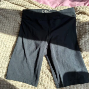 Svarta cykelshorts från OTP Young - Svarta cykelshorts från OTP Young med elastisk midja. Perfekta för träning eller vardagsaktiviteter. Mjukt och stretchigt material som ger bra rörelsefrihet, hör av dig vid frågor💞