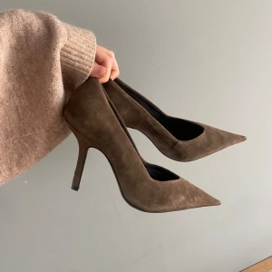 Bruna mockapumps med spetsig tå - Snygga pumps i brun mocka med spetsig tå. Nypris ca 800kr 🤎