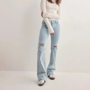 Ljusblå bootcut jeans med slitningar - Säljer dessa byxor för de ej används, använd fåtal gånger❣️