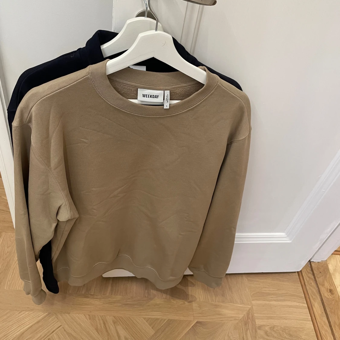 Beige hoodie från Weekday - 1