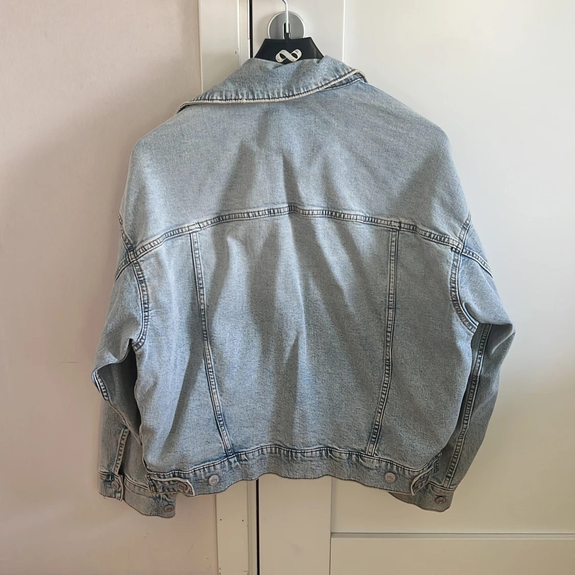 Oversized ljusblå jeansjacka - 3