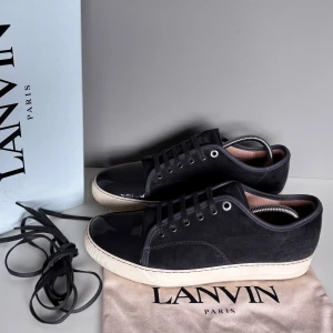 Lanvins - Säljer ett par sjukt snygga lanvins i storlek UK9(EU43), cond 9/10 lite heeldrag annars perfekt skick! Kommer med OG box, dustbag och extra snören